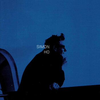 Blaues CD-Cover mit undefiniertem schwarzen Schatten. 